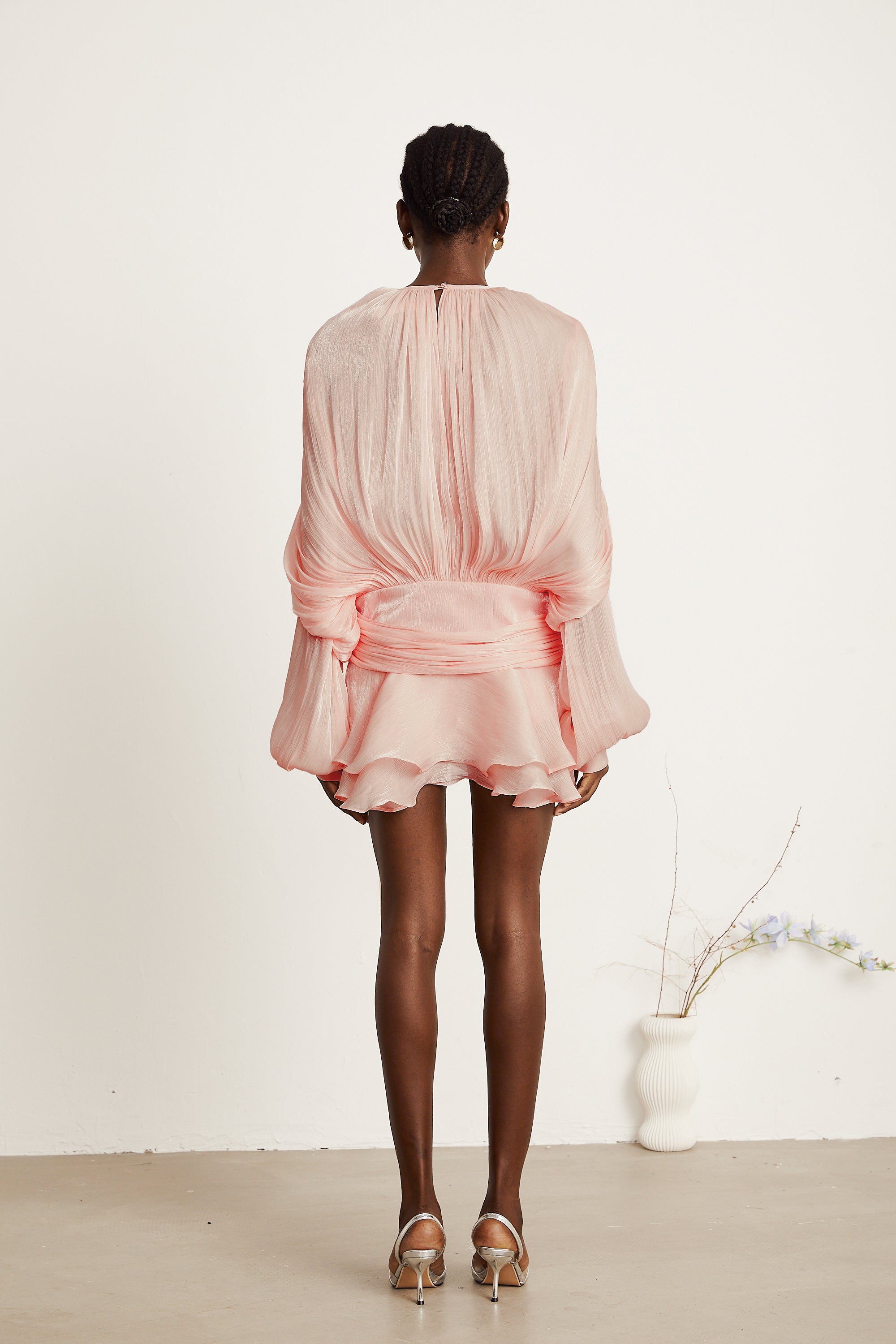 María | Vestido con volantes y pliegues