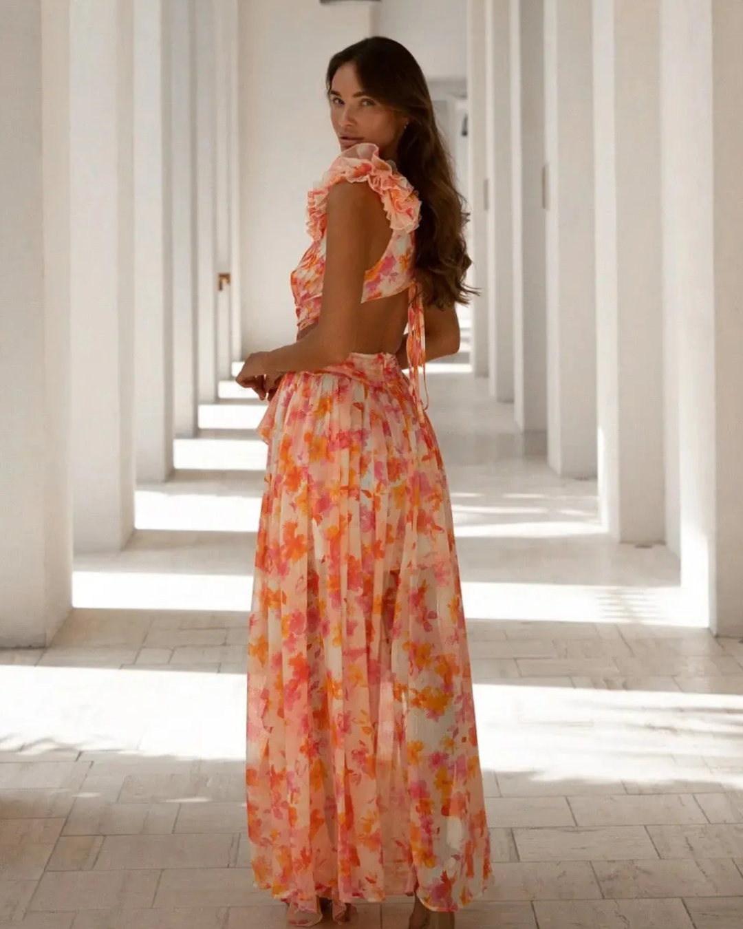 Brenda | Vestido Largo de Estampado Floral con Volantes en los Tirantes y Cinturón Decorativo