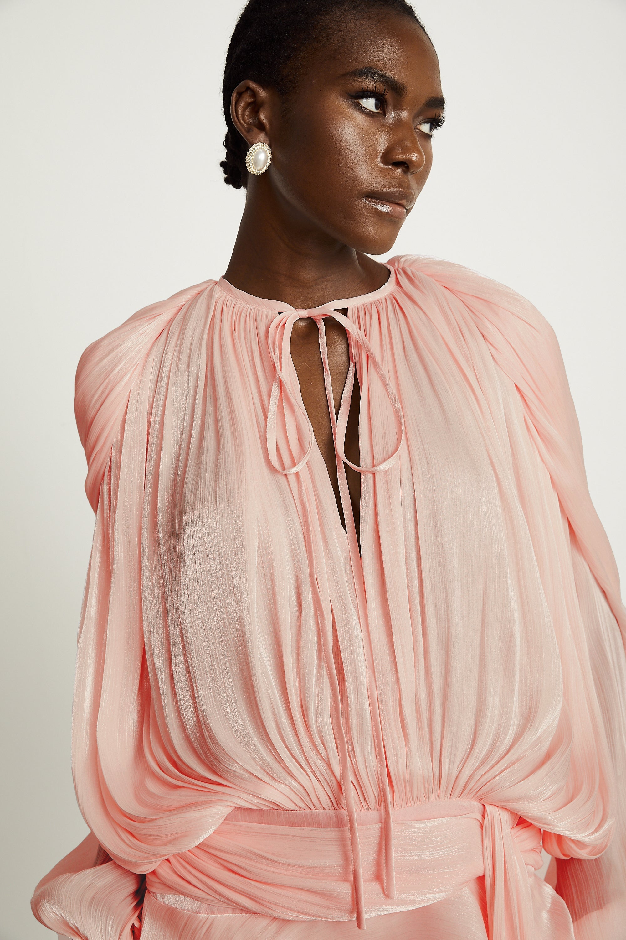 María | Vestido con volantes y pliegues