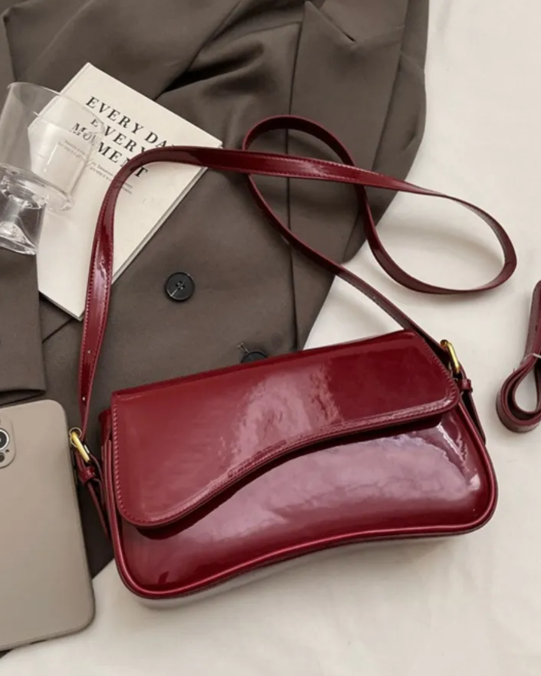 Exclusive | Bolso baguette rojo para mujer compacta con estilo moderno