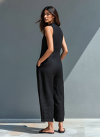 Isabela | Mono minimalista de lino para mujer, sin mangas, cuello alto y botones